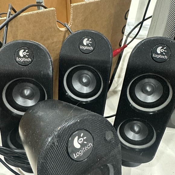 These are my computer speakers, they work amazing audio is on par with jbl imo - Picture 4 of 5